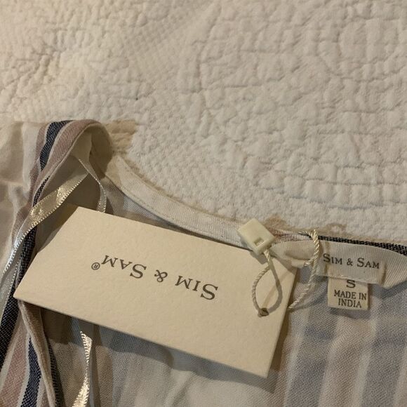 Sim & Sam crop V-neck Thai front Ray on top. Small - Picture 4 of 8